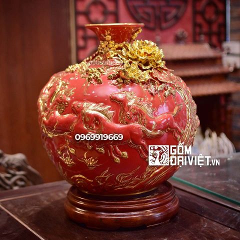 Bình hút tài lộc đắp nổi Mã Đáo Thành Công vẽ vàng Bát Tràng – Men đỏ - 35cmx35cm