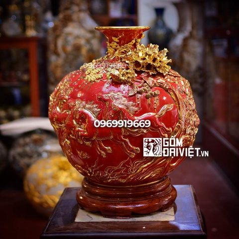 Bình hút tài lộc đắp nổi Mã Đáo Thành Công vẽ vàng Bát Tràng – Men đỏ – 35cmx35cm