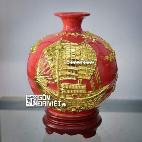 Bình hút tài lộc đắp nổi Thuận Buồm Xuôi Gió dát vàng Bát Tràng - Men đỏ - 22cmx22cm