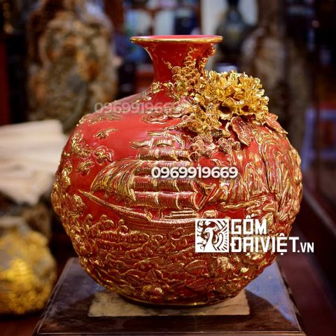 Bình hút tài lộc đắp nổi Thuận Buồm Xuôi Gió vẽ vàng Bát Tràng – Men đỏ - 35cmx35cm